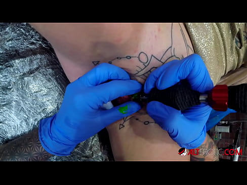 ❤️ Extrem tätowierte Hottie Sully Savage hat ein Tattoo auf ihrer Klitoris Sex bei uns ❌️