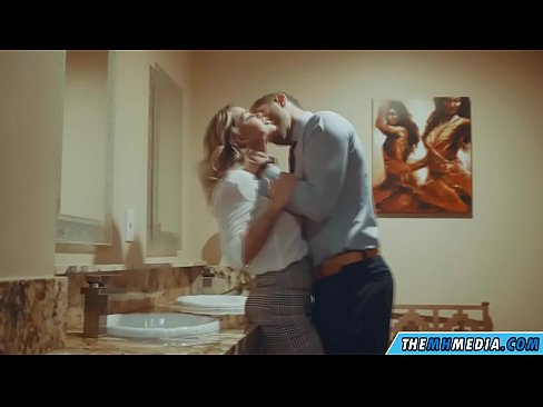❤️ Wenn eine vollbusige Blondine dich in einer öffentlichen Toilette verführt Sex bei uns ❌️